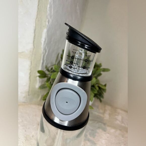 DWËLLZA KITCHEN Olive Oil Dispenser 17 OZ Measuring Pump Drip-Free - Picture 3 of 5